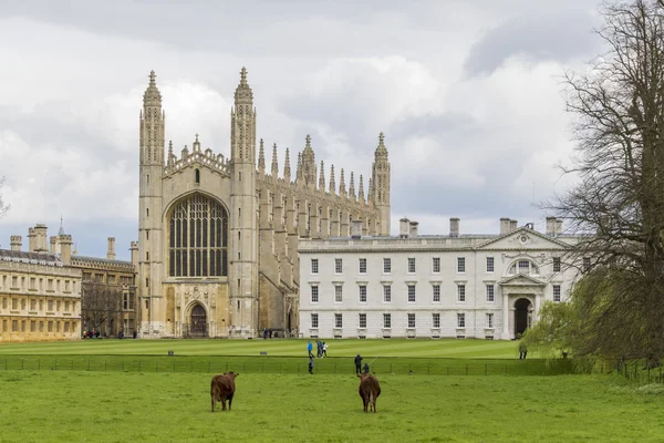 Beautiful places around the famous King\'s College at Cambridge U