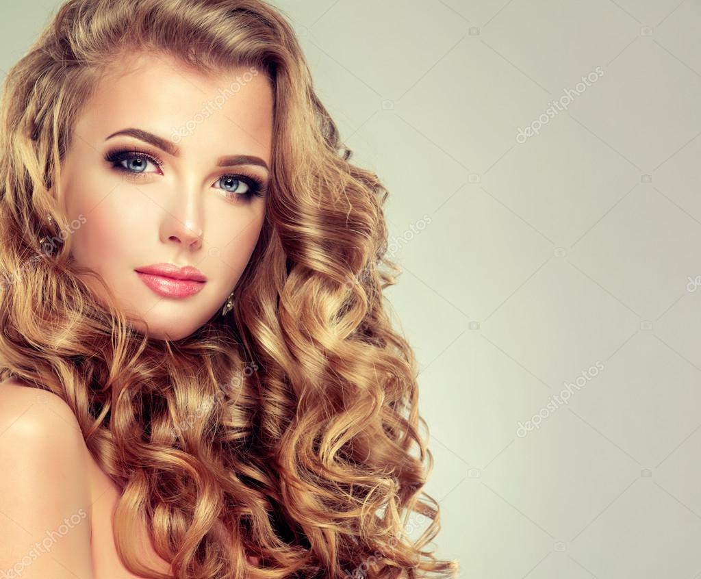 Girl with long curly hair — Stock Photo