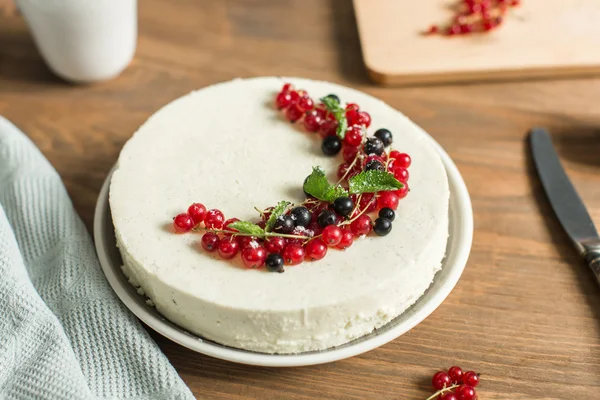 Mousse Vanilla cake with red currant