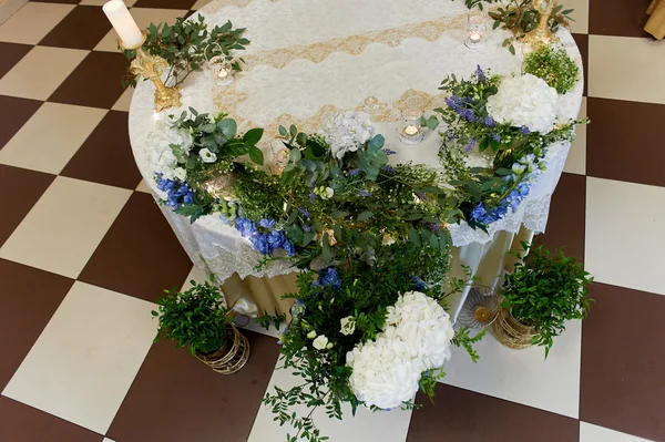 Wedding table decoration white and blue hydrangeas.