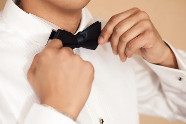 Man setting up the bowtie