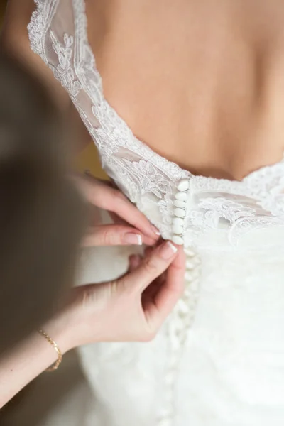 The process of setting up the bride's dress