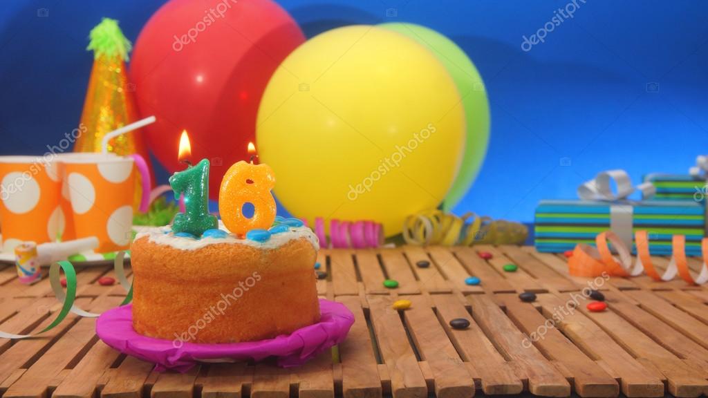 Pastel de cumpleaños con velas en mesa de madera rústica con fondo ... Mesa con madera rústica en l