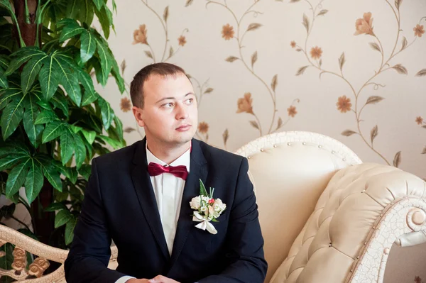 A courageous portrait of the groom in beautiful interiors