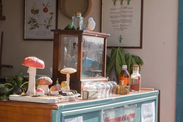 Reproduction of a traveling pharmacy with pharmacist