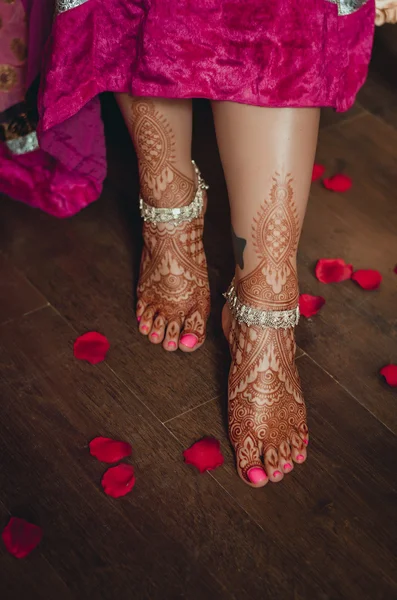 Close-up of an Indian bride\'s feet decorated with henna.