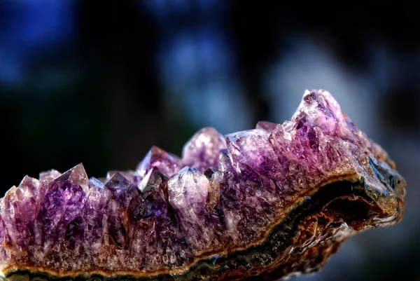 AMETHYST MIT DUNKLEM HINTERGRUND