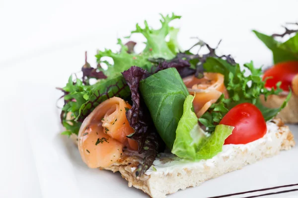 Salad with arugula, tomatoes and salmon