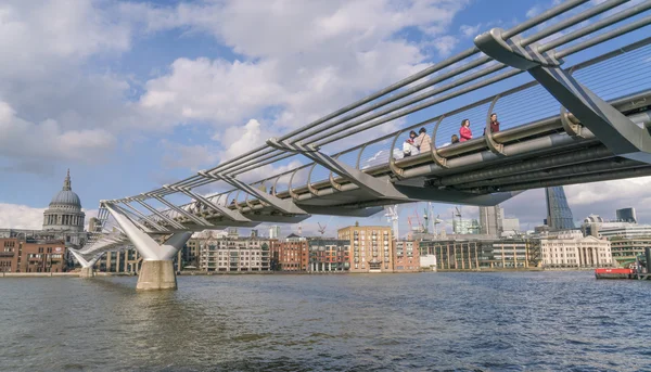 Millennium Bridge Pedestrian Bridge over River Thames LONDON, EN