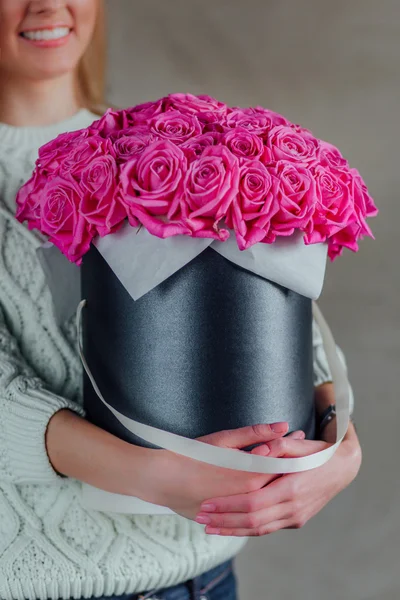 Girl with bouquet in hat box