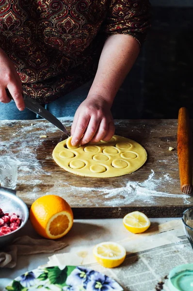 Steps of making cooking sandy cake with cherry filling : mixing