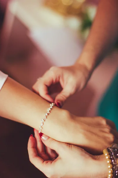 Girlfriend helps the bride button bracelet
