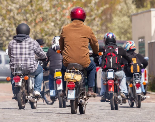 德国小型轻便摩托车与一条街道上的驱动程序 