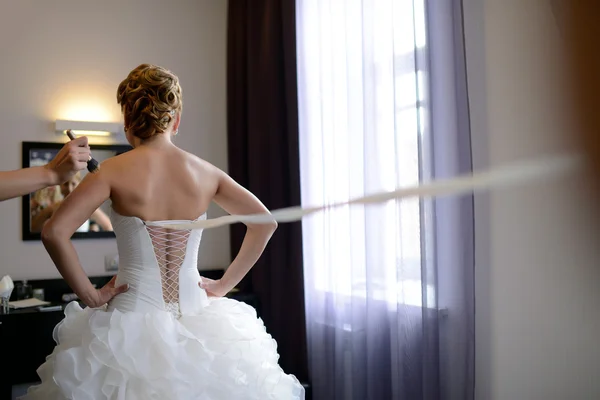 Bridesmaid lacing wedding dress for bride