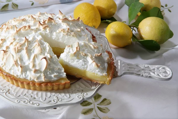 Cake and lemon meringue