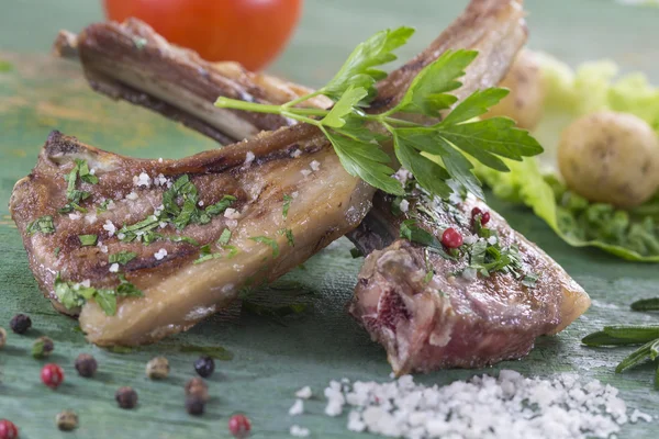 Roasted lamb chops with herbs and pepper