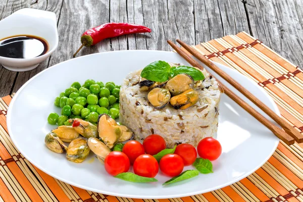 Marinated mussels with brown rice, cherry tomatoes, green peas,