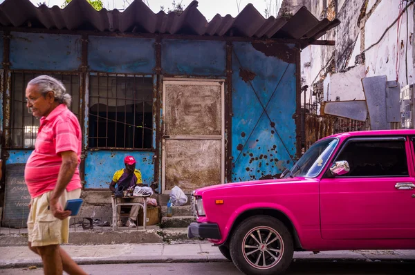 Man with pink Oldtimer im Havana, Cuba