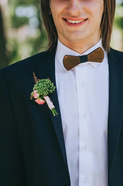 Bow tie and boutonniere on groom