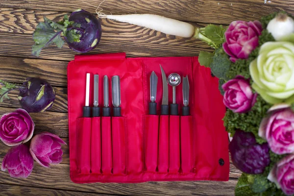 Carving knives with carved bouquet