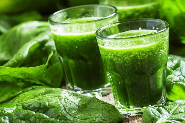 Green juice of spinach, apples and lemon