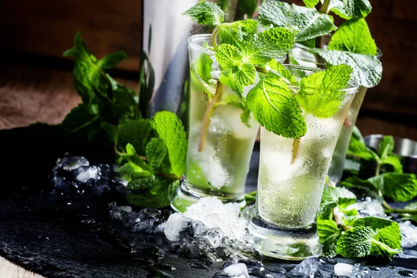 Green tea with ice, mint and white rum