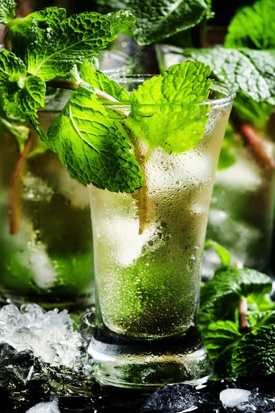 Green tea with ice, mint and white rum