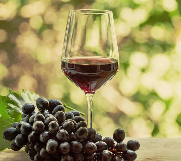 Red wine in a glass and fresh grapes