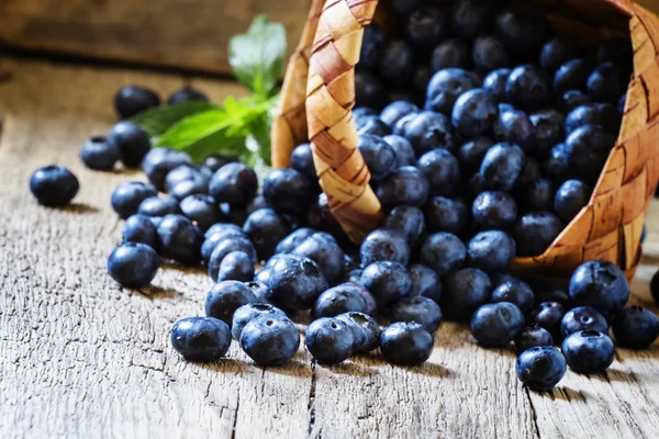Il bambino dipinto sul muro. Leggenda nordica. Depositphotos_122088482-stock-photo-blueberries-in-a-wicker-basket