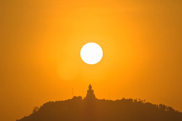 Ound red sun above big Buddha