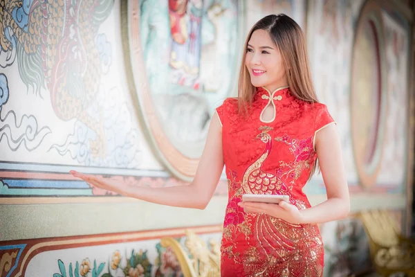 The Asian Chinese woman in Traditional Chinese and hold tablel c