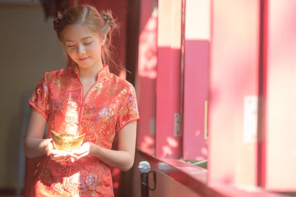 The Asian Chinese woman in Traditional Chinese  hold Chinese mon