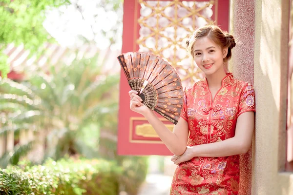 The Asian Chinese woman in Traditional Chinese
