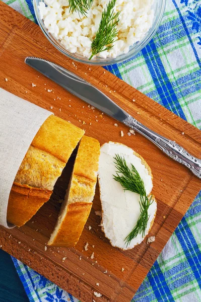 White bread with cream cheese and cottage cheese