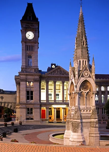 Museum and Art Gallery with the Chamberlain memorial and fountain in the foreground, Chamberlain Square, Birmingham.