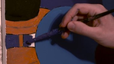 Painter Draws a Picture in Bright Colors — стоковое видео Painter Draws a Picture in Bright Colors — стоковое видео
