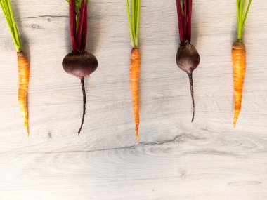 Yıkanmış taze pancar ve havuç. Düzen, üst görünüm.