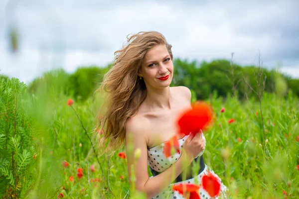 Uma Jovem Menina Cabelos Longos Desfruta Das Cores Natureza Campo — Fotografia de Stock