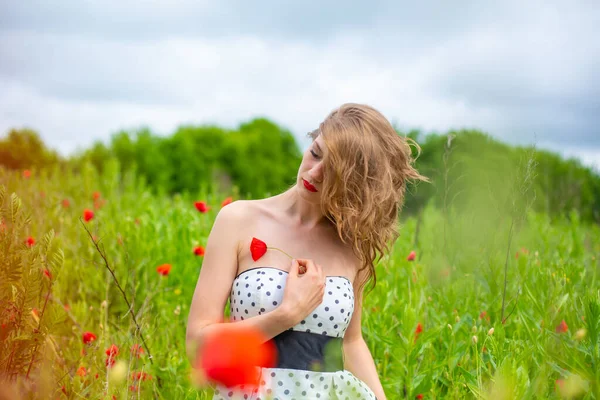 Mladá Dlouhosrstá Dívka Užívá Barvy Přírody Kvetoucím Makovém Poli Horkého — Stock fotografie