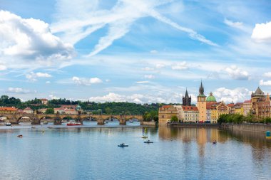 Prag şehrinin manzarası Vltava nehrinden şehrin antik mimarisine kadar uzanır. Prag / Çek Cumhuriyeti - 05.21.2019