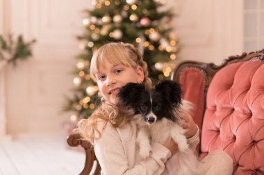 Noel Baba kıza Noel için bir köpek verdi. Noel Masalı. Mutlu bir çocukluk. İlk hayvan.