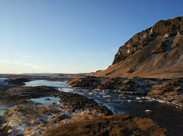 冬のアイスランドの息をのむような山の風景 滝のある川 自然絵具 — ストック写真
