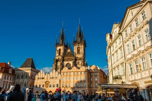 Tyn Temple Old Town Square Prague Crowd Tourists Walk Old — Stock Photo, Image