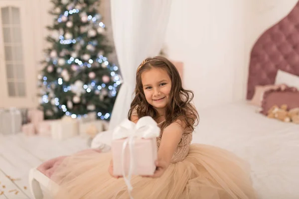 Счастливого Детства Волшебная Рождественская Сказка Маленькая Принцесса Подарком Санты Рождество — стоковое фото