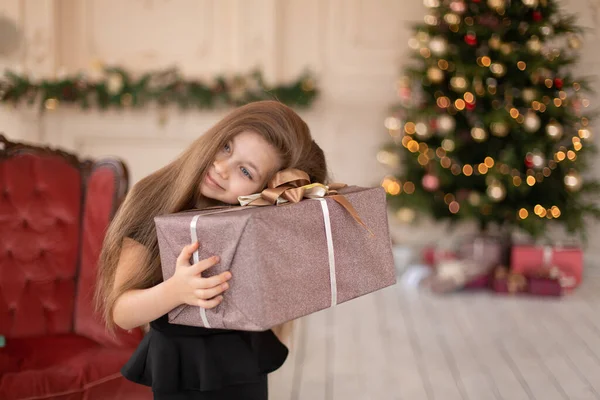 Uma Menina Abre Presente Natal Papai Noel Conto Natal Infância — Fotografia de Stock