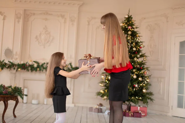 Malá Dívka Dává Její Mamince Krabici Vánočním Dárkem — Stock fotografie