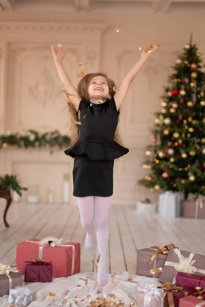 Menina Atira Confetes Magia Natal Momentos Alegres Uma Infância Feliz — Fotografia de Stock