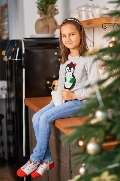 Une Petite Fille Avec Une Tasse Thé Chaud Rêve Cadeau — Photo