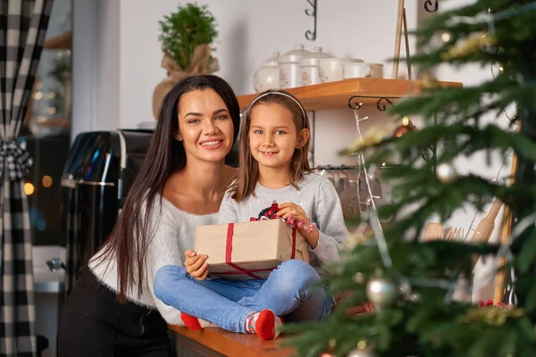 Boldog Anya Kislányával Aki Karácsonyi Ajándékot Kapott Mikulástól — Stock Fotó