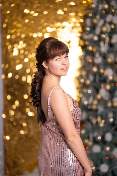 Gadis Cantik Antara Berkilau Dan Tanah Gersang Sebuah Pesta Natal — Stok Foto